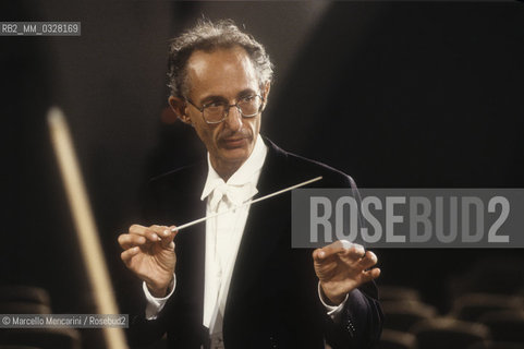 Italian conductor Claudio Scimone performing (1992) / Il direttore dorchestra Claudio Scimone durante un concerto (1992)- ©Marcello Mencarini/Rosebud2