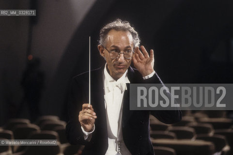 Italian conductor Claudio Scimone performing (1992) / Il direttore dorchestra Claudio Scimone durante un concerto (1992)- ©Marcello Mencarini/Rosebud2