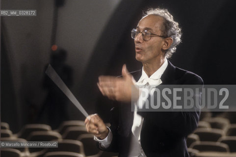 Italian conductor Claudio Scimone performing (1992) / Il direttore dorchestra Claudio Scimone durante un concerto (1992)- ©Marcello Mencarini/Rosebud2