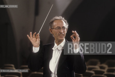 Italian conductor Claudio Scimone performing (1992) / Il direttore dorchestra Claudio Scimone durante un concerto (1992)- ©Marcello Mencarini/Rosebud2