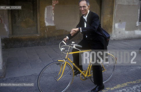 Padova, 1992. Italian conductor Claudio Scimone riding a bicycle / Padova, 1992. Il direttore dorchestra Claudio Scimone in bicicletta - ©Marcello Mencarini/Rosebud2