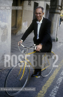 Padova, 1992. Italian conductor Claudio Scimone riding a bicycle / Padova, 1992. Il direttore dorchestra Claudio Scimone in bicicletta - ©Marcello Mencarini/Rosebud2