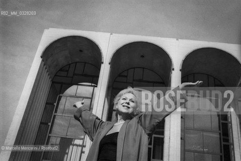 New York Ciy, 1989. Italian soprano Renata Scotto in front of the Metropolitan Opera / New York City, 1989. Il soprano Renata Scotto davanti al Teatro Metroplitan - ©Marcello Mencarini/Rosebud2