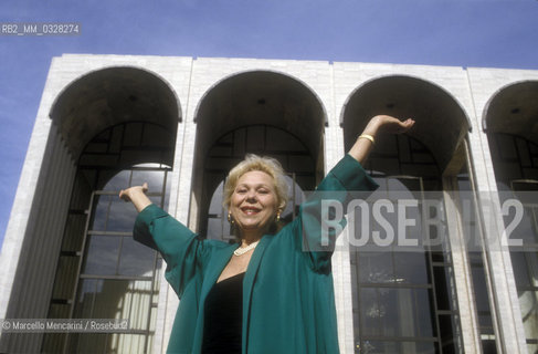 New York Ciy, 1989. Italian soprano Renata Scotto in front of the Metropolitan Opera / New York City, 1989. Il soprano Renata Scotto davanti al Teatro Metroplitan - ©Marcello Mencarini/Rosebud2