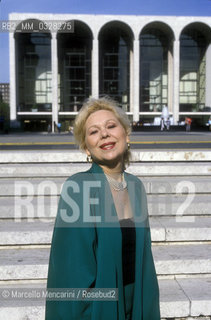 New York Ciy, 1989. Italian soprano Renata Scotto in front of the Metropolitan Opera / New York City, 1989. Il soprano Renata Scotto davanti al Teatro Metroplitan - ©Marcello Mencarini/Rosebud2