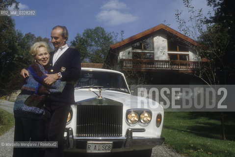 Westchester County, State of New York, 1989. Italian soprano Renata Scotto and her husband Lorenzo Anselmi leaning on their Rolls Royce with personalized license plate, parked in front of their house / Westchester County, Stato di New York, 1989. Il soprano Renata Scotto e suo marito Lorenzo Anselmi appoggiati alla loro Rolls-Royce con targa personalizzata, parcheggiata di fronte alla loro casa - ©Marcello Mencarini/Rosebud2