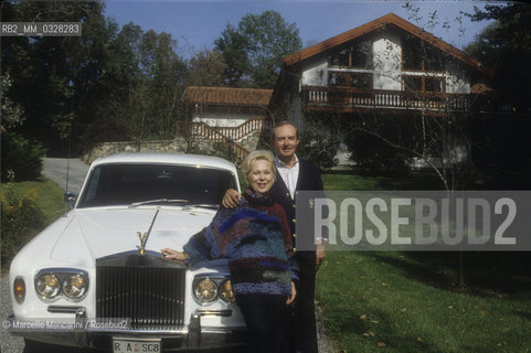 Westchester County, State of New York, 1989. Italian soprano Renata Scotto and her husband Lorenzo Anselmi leaning on their Rolls Royce with personalized license plate, parked in front of their house / Westchester County, Stato di New York, 1989. Il soprano Renata Scotto e suo marito Lorenzo Anselmi appoggiati alla loro Rolls-Royce con targa personalizzata, parcheggiata di fronte alla loro casa - ©Marcello Mencarini/Rosebud2