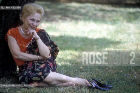 Westchester County, State of New York, 1989. Italian soprano renata Scotto in the garden of her house / Westchester County, Stato di New York. Il soprano Renata Scotto nel giardino della sua casa - ©Marcello Mencarini/Rosebud2