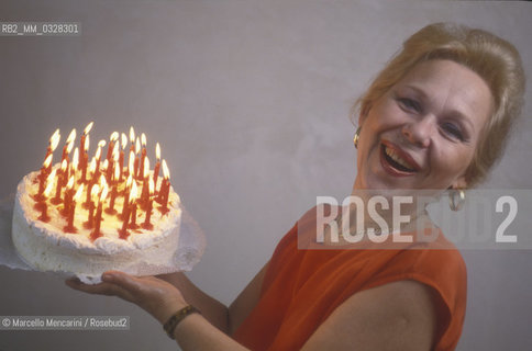 Italian soprano Renata Scotto holding a cake celebrating her forty years of career / Il soprano Renata Scotto con una torta che celebra i suoi 40 anni di carriera (1992) - ©Marcello Mencarini/Rosebud2