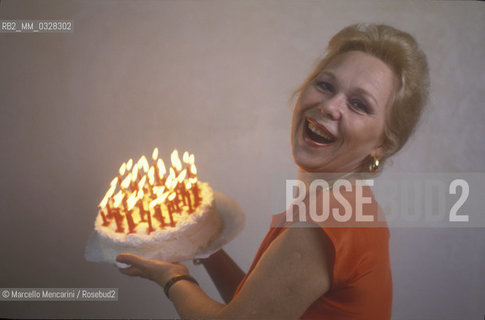 Italian soprano Renata Scotto holding a cake celebrating her forty years of career / Il soprano Renata Scotto con una torta che celebra i suoi 40 anni di carriera (1992) - ©Marcello Mencarini/Rosebud2