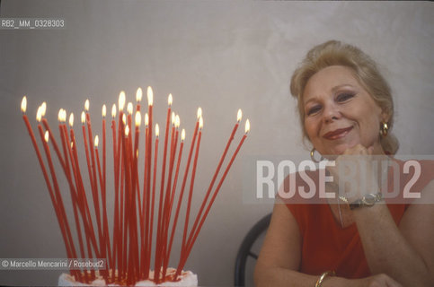 Italian soprano Renata Scotto near a cake celebrating her forty years of career / Il soprano Renata Scotto accanto a una torta che celebra i suoi 40 anni di carriera (1992) - ©Marcello Mencarini/Rosebud2