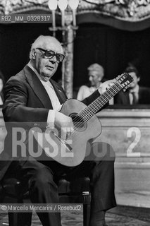 Venice, La Fenice Theater, 1980. Classical guitarist Andrés Segovia performing at his concert for receiving the A Life for Music award / Venezia, Teatro La Fenice, 1980. Il chitarrista classico Andrés Segovia durante il suo concerto in occasione del premio Una vita per la musica a lui attribuito - ©Marcello Mencarini/Rosebud2