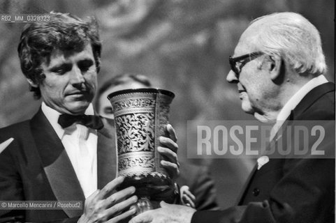 Venice, La Fenice Theater, 1980. Classical guitarist Andrés Segovia receiving the A Life for Music award by violinist Uto Ughi / Venezia, Teatro La Fenice, 1980. Il chitarrista classico Andrés Segovia riceve il premio Una vita per la musica dal violinista Uto Ughi - ©Marcello Mencarini/Rosebud2