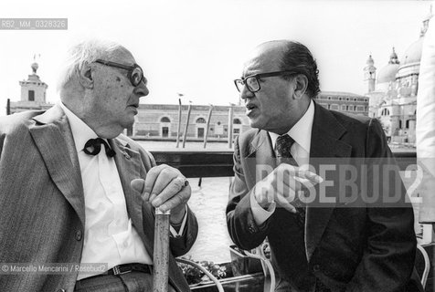 Venice, 1980. Classical guitarist Andrés Segovia -in Venice to receive the A Life for Music award- with guitarist Alirio Diaz on the terrace of the Bauer Hotel / Venezia, 1980. Il chitarrista classico Andrés Segovia -a Venezia per ricevere il premio Una vita per la musica- sulla terrazza dellHotel Bauer con il fchitarrista Alirio Diaz - ©Marcello Mencarini/Rosebud2