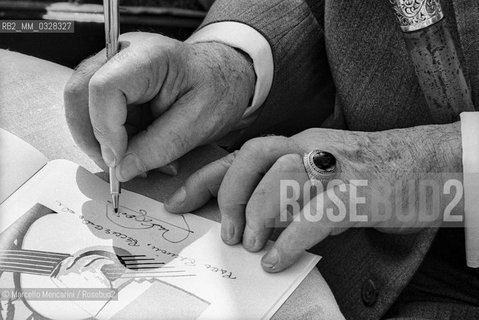 Venice, 1980. Hands of classical guitarist Andrés Segovia - in Venice to receive the A Life for Music award - signing an autograph / Venezia, 1980. Mani del chitarrista classico Andrés Segovia - a Venezia per ricevere il premio Una vita per la musica - mentre firma un autografo - ©Marcello Mencarini/Rosebud2