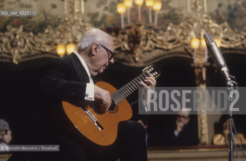 Venice, La Fenice Theater, 1980. Classical guitarist Andrés Segovia performing at his concert for receiving the A Life for Music award / Venezia, Teatro La Fenice, 1980. Il chitarrista classico Andrés Segovia durante il suo concerto in occasione del premio Una vita per la musica a lui attribuito - ©Marcello Mencarini/Rosebud2