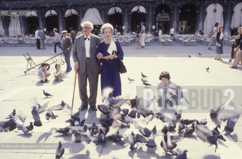 Venice, 1980. Classical guitarist Andrés Segovia - in Venice to receive the A Life for Music award - with his son Carlos Andrés and his wife Emilia Corral Sancho at St. Marks Square  / Venezia, 1980. Il chitarrista classico Andrés Segovia - a Venezia per ricevere il premio Una vita per la musica - con il figlio Carlos Andrés e la moglie Emilia Corral Sancho in piazza San Marco - ©Marcello Mencarini/Rosebud2