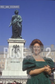 Salzburg, 1991. Italian soprano Luciana Serra in front of Mozart Monument / Salisburgo, 1991. Il soprano Luciana Serra davanti al monumento a Mozart - ©Marcello Mencarini/Rosebud2