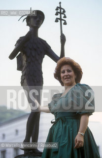 Salzburg, 1991. Italian soprano Luciana Serra in front of the Papageno Statue / Salisburgo, 1991. Il soprano Luciana Serra davanti alla statua di Papageno - ©Marcello Mencarini/Rosebud2