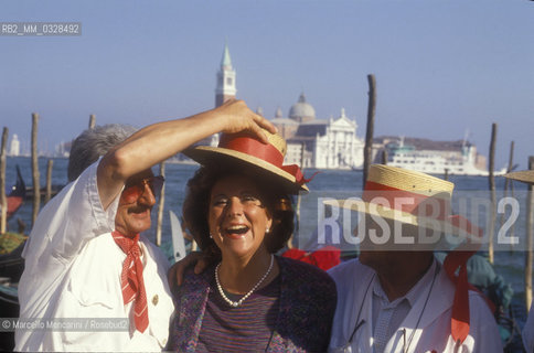 Opera singer LUCIANA SERRA between two gondoliers, Venice 1991  / LUCIANA SERRA, cantante lirica, con dei gondolieri, Venezia 1991 ©Marcello Mencarini/Rosebud2