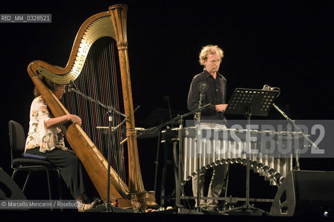 Milan, Teatro degli Arcimboldi, September 2008. Carol Emanuel (harp) and Kenny Wllesen (vibraphone) / Milano, Teatro degli Arcimboldi, settembre 2008. Carol Emanuel (arpa) e Kenny Wollesen (vibrafono). Settembre - ©Marcello Mencarini/Rosebud2