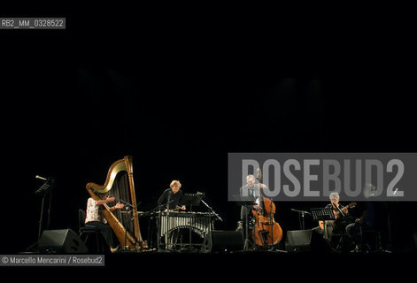 Milan, Teatro degli Arcimboldi, September 2008. Carol Emanuel (harp),  Kenny Wollesen (vibraphone), Greg Cohen (bass), Marc Ribot (guitar) and John Zorn / Milano, Teatro degli Arcimboldi, settembre 2008. Carol Emanuel (arpa),  Kenny Wollesen (vibrafono), Greg Cohen (contrabbasso), Marc Ribot (chitarra) e John Zohrn - ©Marcello Mencarini/Rosebud2