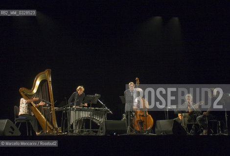 Milan, Teatro degli Arcimboldi, September 2008. Carol Emanuel (harp),  Kenny Wollesen (vibraphone), Greg Cohen (bass), Marc Ribot (guitar) and John Zorn / Milano, Teatro degli Arcimboldi, settembre 2008. Carol Emanuel (arpa),  Kenny Wollesen (vibrafono), Greg Cohen (contrabbasso), Marc Ribot (chitarra) e John Zohrn - ©Marcello Mencarini/Rosebud2