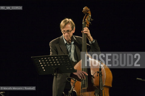 Milan, Teatro degli Arcimboldi, September 2008. Double bass player Greg Cohen / Milano, Teatro degli Arcimboldi, settembre 2008. Il contrabbassista Greg Cohen - ©Marcello Mencarini/Rosebud2