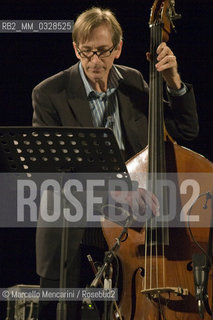 Milan, Teatro degli Arcimboldi, September 2008. Double bass player Greg Cohen / Milano, Teatro degli Arcimboldi, settembre 2008. Il contrabbassista Greg Cohen - ©Marcello Mencarini/Rosebud2