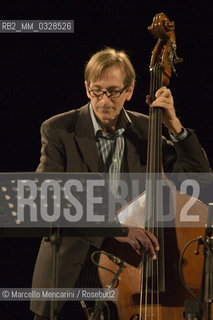 Milan, Teatro degli Arcimboldi, September 2008. Double bass player Greg Cohen / Milano, Teatro degli Arcimboldi, settembre 2008. Il contrabbassista Greg Cohen - ©Marcello Mencarini/Rosebud2