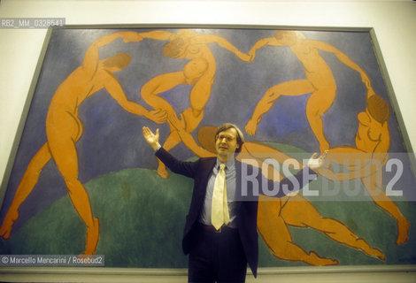 Rome, Quirinal Stables, 2000. Italian art critic Vittorio Sgarbi in front of The dance by Henri Matisse at the Exhibition One hundred masterpieces of the Hermitage / Roma, Scuderie del Quirinale, 2000. Il critico darte Vittorio Sgarbi davanti al quadro La danza di Henri Matisse esposto alla Mostra I cento capolavori dellErmitage - ©Marcello Mencarini/Rosebud2