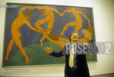 Rome, Quirinal Stables, 2000. Italian art critic Vittorio Sgarbi in front of The dance by Henri Matisse at the Exhibition One hundred masterpieces of the Hermitage / Roma, Scuderie del Quirinale, 2000. Il critico darte Vittorio Sgarbi davanti al quadro La danza di Henri Matisse esposto alla Mostra I cento capolavori dellErmitage - ©Marcello Mencarini/Rosebud2