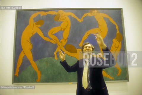 Rome, Quirinal Stables, 2000. Italian art critic Vittorio Sgarbi in front of The dance by Henri Matisse at the Exhibition One hundred masterpieces of the Hermitage / Roma, Scuderie del Quirinale, 2000. Il critico darte Vittorio Sgarbi davanti al quadro La danza di Henri Matisse esposto alla Mostra I cento capolavori dellErmitage - ©Marcello Mencarini/Rosebud2