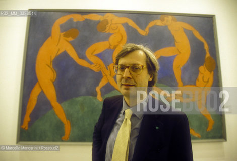 Rome, Quirinal Stables, 2000. Italian art critic Vittorio Sgarbi in front of The dance by Henri Matisse at the Exhibition One hundred masterpieces of the Hermitage / Roma, Scuderie del Quirinale, 2000. Il critico darte Vittorio Sgarbi davanti al quadro La danza di Henri Matisse esposto alla Mostra I cento capolavori dellErmitage - ©Marcello Mencarini/Rosebud2