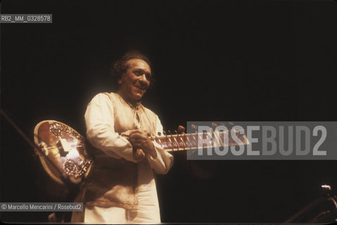 Rome, 1982. Indian musician, composer, and player of sitar Ravi Shankar performing / Roma, 1982. Il musicista e compositore indiano suonatore i sitar Ravi Shankar durante un concerto - ©Marcello Mencarini/Rosebud2