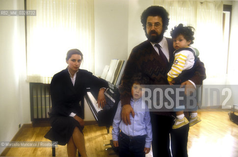 Rome, 1987. Italian conductor Giuseppe Sinopoli, his wife Silvia Cappellini and their sons Giovanni and Marco / Roma, 1987. Il direttore dorchestra Giuseppe Sinopoli con la moglie Silvia Cappellini e i figli Giovanni e Marco - ©Marcello Mencarini/Rosebud2