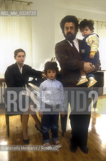 Rome, 1987. Italian conductor Giuseppe Sinopoli, his wife Silvia Cappellini and their sons Giovanni and Marco / Roma, 1987. Il direttore dorchestra Giuseppe Sinopoli con la moglie Silvia Cappellini e i figli Giovanni e Marco - ©Marcello Mencarini/Rosebud2