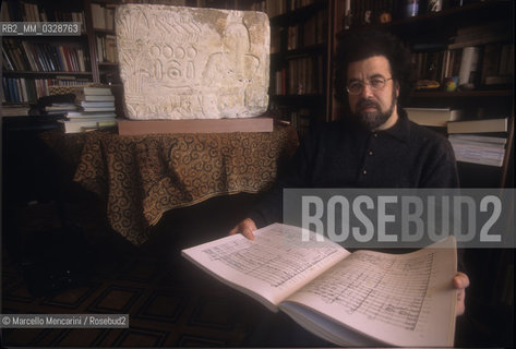 Rome, 1996. Italian conductor giuseppe Sinopoli in his house. In the background a piece of his collection of ancient Egyptian art, / Roma, 1996. Il direttore dorchestra Giuseppe Sinopoli nella sua casa. Sullo sfondo, un pezzo della sua collezione di arte egizia - ©Marcello Mencarini/Rosebud2