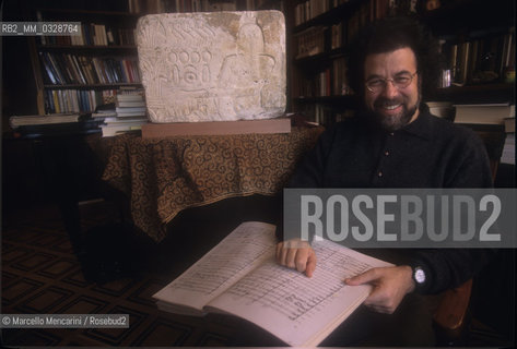 Rome, 1996. Italian conductor giuseppe Sinopoli in his house. In the background a piece of his collection of ancient Egyptian art, / Roma, 1996. Il direttore dorchestra Giuseppe Sinopoli nella sua casa. Sullo sfondo, un pezzo della sua collezione di arte egizia - ©Marcello Mencarini/Rosebud2