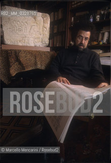 Rome, 1996. Italian conductor giuseppe Sinopoli in his house. In the background a piece of his collection of ancient Egyptian art, / Roma, 1996. Il direttore dorchestra Giuseppe Sinopoli nella sua casa. Sullo sfondo, un pezzo della sua collezione di arte egizia - ©Marcello Mencarini/Rosebud2