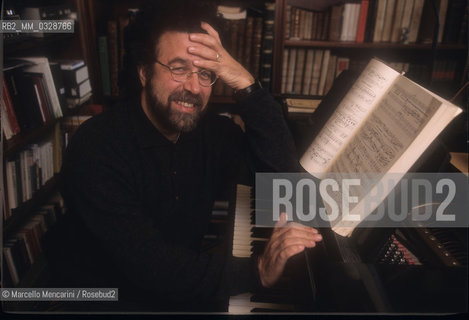 Rome, 1996. Italian conductor Giuseppe Sinopoli at piano in his house / Roma, 1996. Il direttore dorchestra Giuseppe Sinopoli al piano nella sua casa - ©Marcello Mencarini/Rosebud2