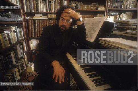 Rome, 1996. Italian conductor Giuseppe Sinopoli at piano in his house / Roma, 1996. Il direttore dorchestra Giuseppe Sinopoli al piano nella sua casa - ©Marcello Mencarini/Rosebud2