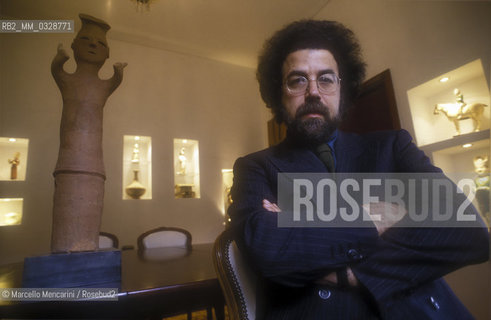 Rome, 1996. Italian conductor giuseppe Sinopoli in his house. In the background some pieces of his collection of ancient Egyptian art, / Roma, 1996. Il direttore dorchestra Giuseppe Sinopoli nella sua casa. Sullo sfondo, alcuni pezzi della sua collezione di arte egizia - ©Marcello Mencarini/Rosebud2