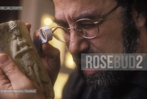 Rome, 1996. Italian conductor Giuseppe Sinopoli observing a piece of his collection of ancient Egyptian art / Roma, 1996. Il direttore dorchestra Giuseppe Sinopoli mentre osserva un pezzo della sua collezione di arte egizia - ©Marcello Mencarini/Rosebud2