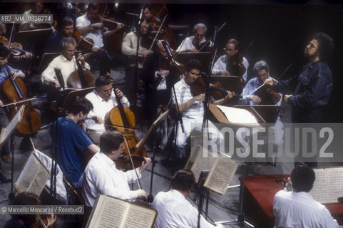 Italian conductor Giuseppe Sinopoli conducting Staatskapelle of Dresden, 1995 / Il direttore dorchestra Giuseppe Sinopoli mentre dirige la Staatskapelle di Dresda, 1995 - ©Marcello Mencarini/Rosebud2