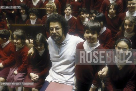 Italian conductor Giuseppe Sinopoli with the children of the ARCUM White Voices Choir (1995) / Il direttore dorchestra Giuseppe Sinopoli con il coro di voci bianche dellARCUM (1995) - ©Marcello Mencarini/Rosebud2