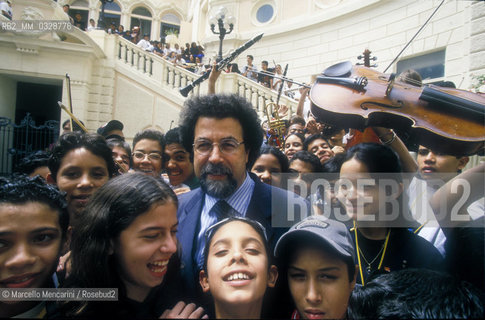 Fiuggi, 1999. Conductor Giuseppe Sinopoli and the National Youth Orchestra of Venezuela / Fiuggi, 1999. Il direttore dorchestra Giuseppe Sinopoli con i ragazzi dellorchestra sinfonica nazionale infantile del Venezuela - ©Marcello Mencarini/Rosebud2