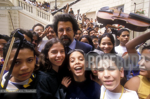 Fiuggi, 1999. Conductor Giuseppe Sinopoli and the National Youth Orchestra of Venezuela / Fiuggi, 1999. Il direttore dorchestra Giuseppe Sinopoli con i ragazzi dellorchestra sinfonica nazionale infantile del Venezuela - ©Marcello Mencarini/Rosebud2