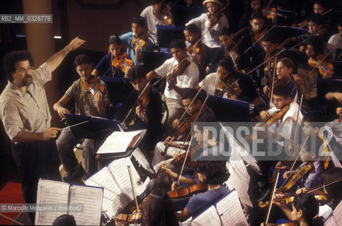 Fiuggi, 1999. Giuseppe Sinopoli conducting the National Youth Orchestra of Venezuela / Fiuggi, 1999. Il direttore dorchestra Giuseppe Sinopoli dirige i ragazzi dellOrchestra sinfonica nazionale infantile del Venezuela - ©Marcello Mencarini/Rosebud2