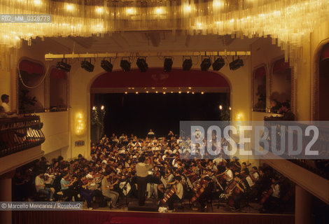 Fiuggi, Teatro Comunale, 1999. Giuseppe Sinopoli conducting the National Youth Orchestra of Venezuela / Fiuggi, Teatro Comunale, 1999. Il direttore dorchestra Giuseppe Sinopoli dirige i ragazzi dellOrchestra sinfonica nazionale infantile del Venezuela - ©Marcello Mencarini/Rosebud2